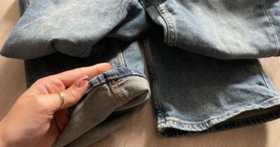 Džíny se dají zkrátit, aniž by se muselo stříhat. Díky přehnutí dovnitř nepřijdete o ozdobný lem