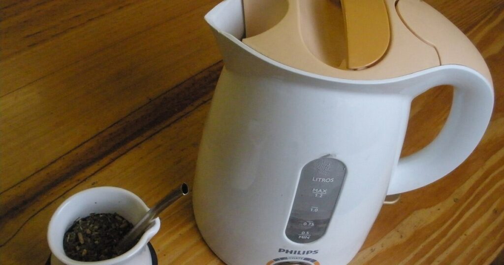 rychlovarna konvice kafe