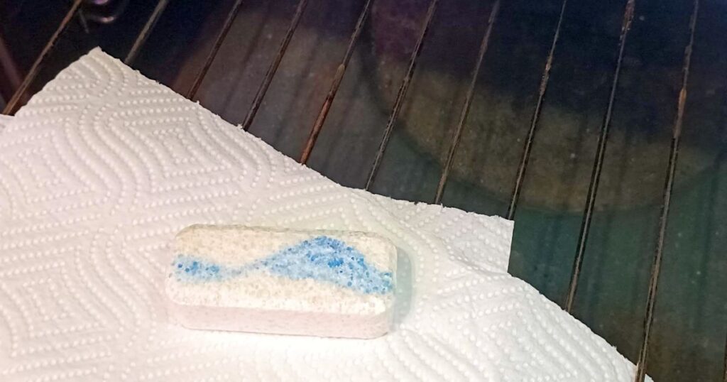 Stačí tabletka do myčky a mřížka v troubě bude zase jako nová