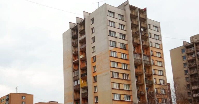 Balkon nemusí být jako výkladní skříň – ochraňte se levně před zvědavými pohledy i před sluníčkem