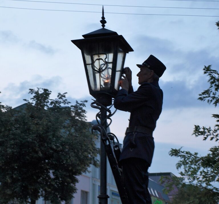 jednou z atrakcii v bieloruskom breste je uniformovany lampar ktory chodi v podvecer po meste s rebrikom a zazina plynove lampy