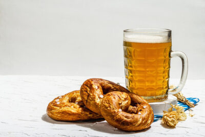Pamatujete si, co stála jízdenka, rohlík a pivo v Praze před třiceti lety. Zjistěte, jak moc vás zradí paměť na ceny, které jste platili každý týden