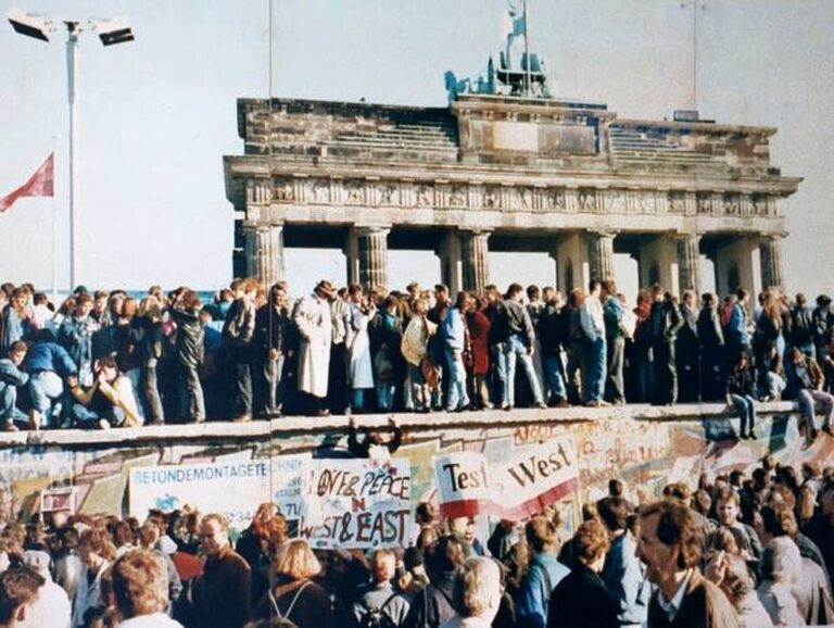 west and east germans at the brandenburg gate in 1989